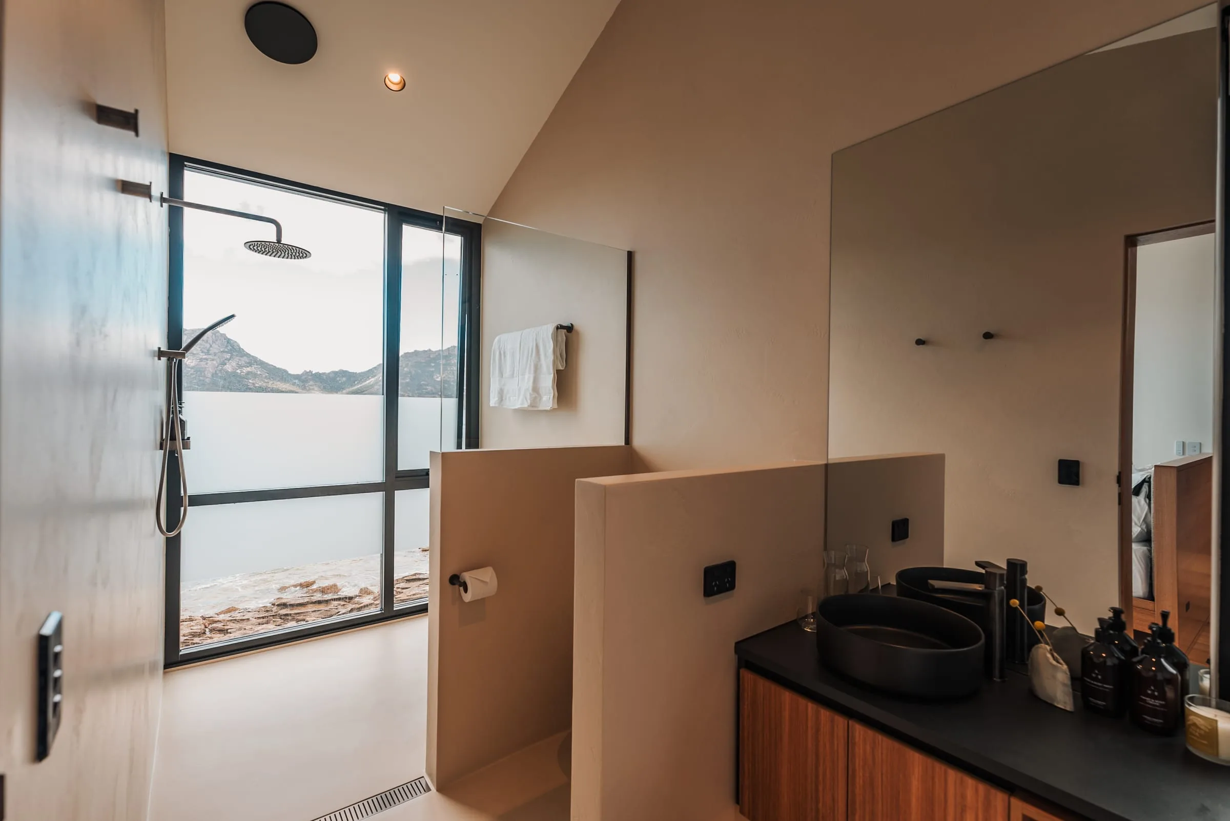Picnic Island — an off-grid retreat at Coles Bay, Tasmania