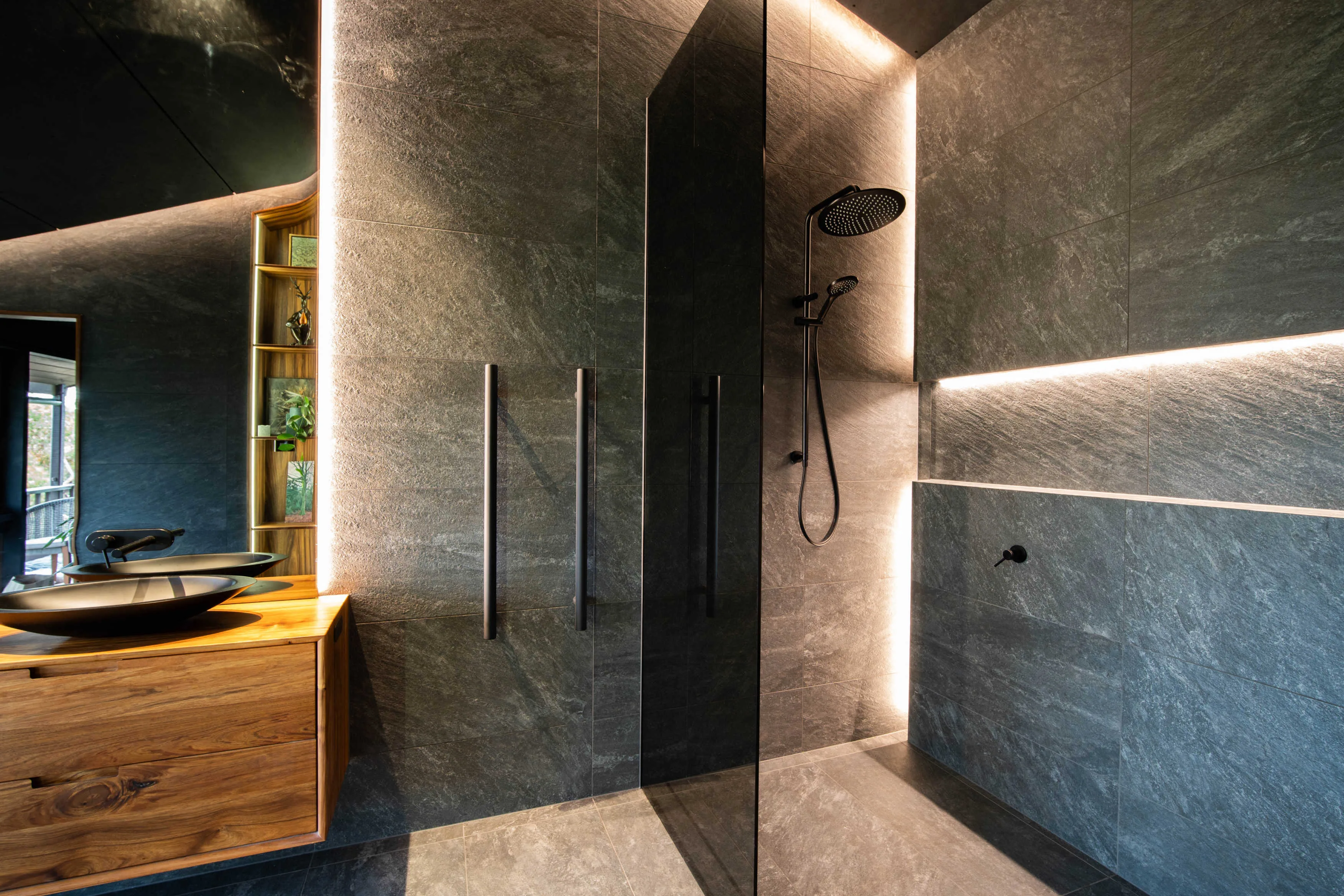 The Waverley Bathroom, Bellerive — Interior by Darkitecture (image 3 of 15)